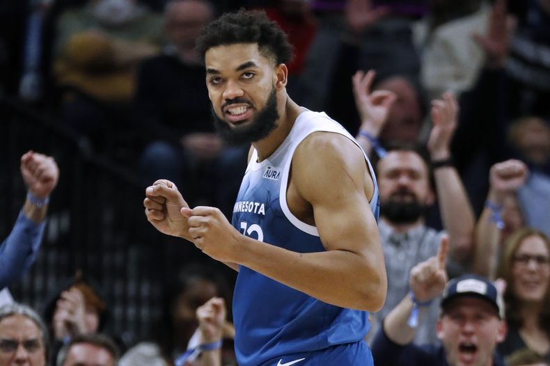 Karl-Anthony Towns, de los Timberwolves de Minnesota, festeja un triple en el encuentro del viernes 12 de abril de 2024, ante los Hawks de Atlanta (AP Foto/Bruce Kluckhohn)