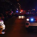 La policía investiga en la calle 56 después de que varias personas fueron baleadas el lunes 3 de julio de 2023, en el suroeste de Filadelfia. (Yong Kim/The Philadelphia Inquirer vía AP)