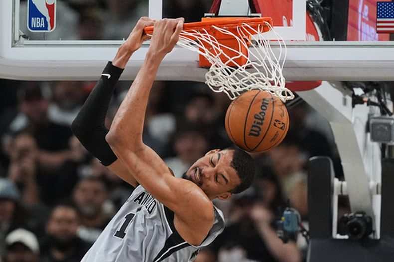 Victor Wembanyama (1), alero de los Spurs de San Antonio, realiza una clavada ante los Rockets de Houston durante la segunda mitad de un juego de baloncesto de la NBA en San Antonio, el domingo 8 de marzo de 2026. (Foto AP/Eric Gay)
