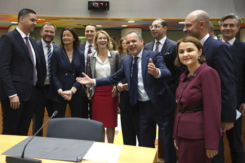 Los ministros de Asuntos Exteriores de la Unión Europea posan con la responsable de Política Exterior de la Unión Europea, Kaja Kallas, en el centro, mientras preside su primera reunión de ministros de Asuntos Exteriores de la UE en el edificio del Consejo Europeo en Bruselas, el lunes 16 de diciembre de 2024. (AP foto/Virginia Mayo)