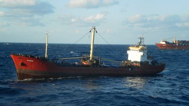 americateve | En esta imagen distribuida por la Marina de Grecia el 25 de noviembre de 2014, el carguero Baris, a bordo del que viajan unas 700 personas, visto a unas 30 millas n&aacute;uticas al sureste de la isla griega de Creta. (Foto AP/Hellenic Navy)