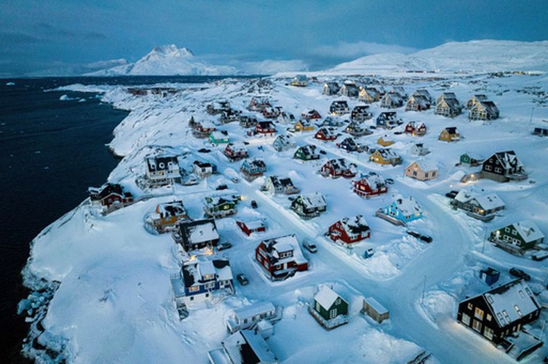 ARCHIVO - Casas cubiertas de nieve se ven en la costa en Nook, Groenlandia, el 7 de marzo de 2025. (AP Foto/Evgeniy Maloletka, Archivo)