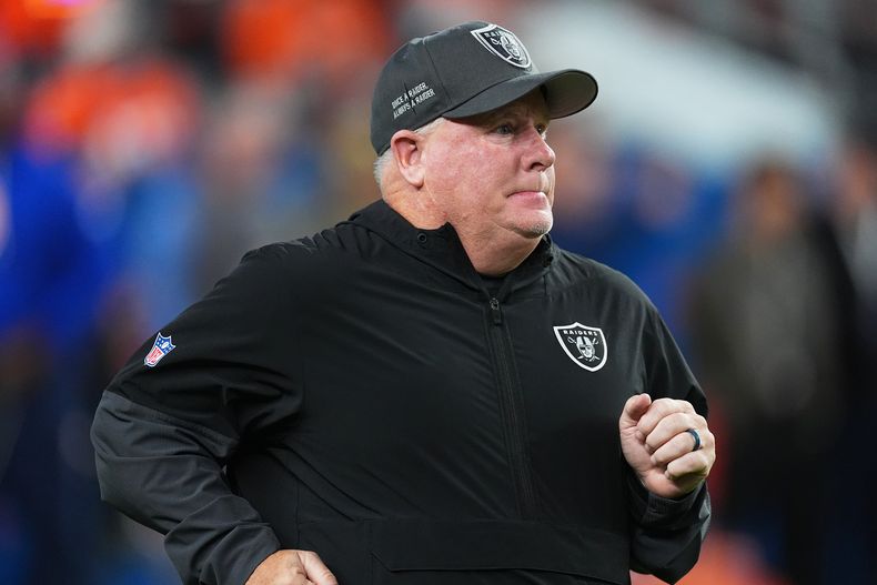 ARCHIVO - Chip Kelly, coordinador ofensivo de los Eagles de Filadelfia, antes del partido de la NFL en contra de los Broncos de Denver, el jueves 6 de noviembre de 2025, en Denver. (AP Foto/David Zalubowski, File)