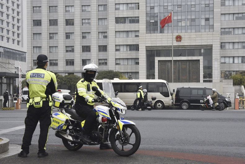 Policías frente a un tribunal en Suzhou, al oeste de Shanghái, China, el 23 de enero del 2025. (Tomoya Shibata/Kyodo News via AP)