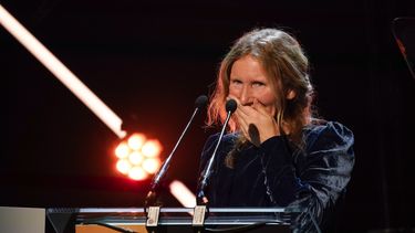 Samantha Harvey da un discurso después de ganar el Premio Booker 2024, en Londres, el martes 12 de noviembre de 2024. (Foto AP/Alberto Pezzali)