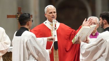 El papa León XIV celebra una misa en la Basílica de San Pedro, en el Vaticano, el jueves 8 de octubre de 2026, con motivo de la inauguración anual del curso académico de las universidades pontificias, acto que reúne a las 22 instituciones pontificias de Roma y a muchas otras de todo el mundo. (AP Foto/Gregorio Borgia)