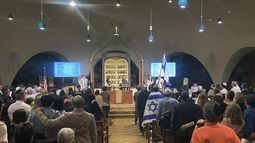 Cerca de 300 personas cantan al final de los servicios del sabat en un templo de Miami Beach, Florida, el viernes 13 de octubre de 2023. (AP Foto/Giovanna DellOrto)