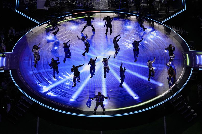 Usher, abajo al centro, durante su presentación en el espectáculo de medio tiempo del Super Bowl 58 de la NFL entre los 49ers de San Francisco y los Chiefs de Kansas City el domingo 11 de febrero de 2024 en Las Vegas. (AP Photo/David J. Phillip)