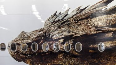 americateve | Una imagen del drag&oacute;n Smaug de la trilog&iacute;a "The Hobbit" de Peter Jackson en una aeronave de la aerol&iacute;nea Air New Zealand. La aerol&iacute;nea de Nueva Zelanda present&oacute; el lunes 2 de diciembre del 2013 la imagen gigant