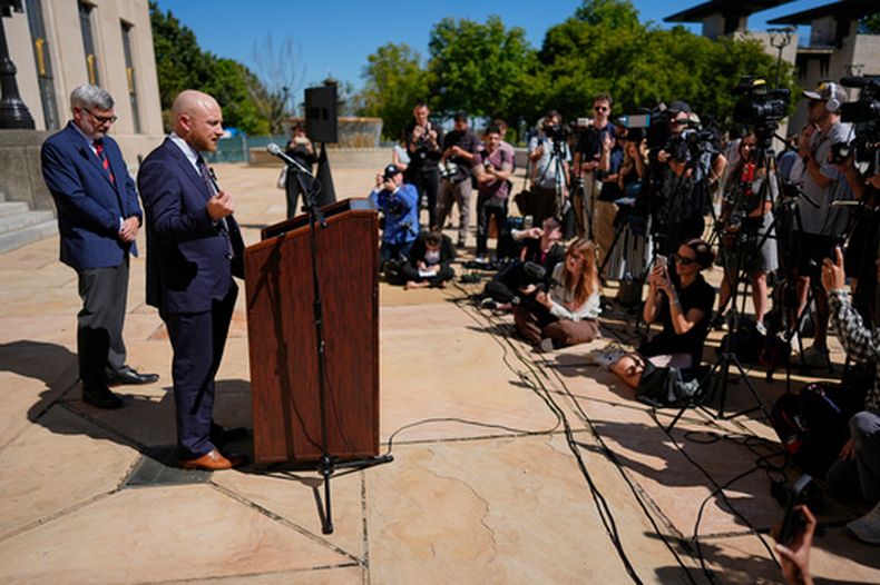 El abogado de Christa Pike, Luke Ihnen, en una rueda de prensa tras una vista judicial el miércoles 7 de octubre de 2026 en Nashville, Tennessee, donde un juez concedió su solicitud para que el Departamento de Correccionales de Tennessee preserve todas las pruebas relacionadas con la ejecución fallida de Pike. (Foto AP/George Walker IV, Pool)