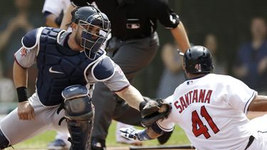 americateve | El receptor de los Mellizos de Minnesota Josmil Pinto (izquierda) pone fuera al corredor de los Indios de Cleveland Carlos Santana en el partido del 8 de mayo de 2014. (Foto de AP/Tony Dejak)