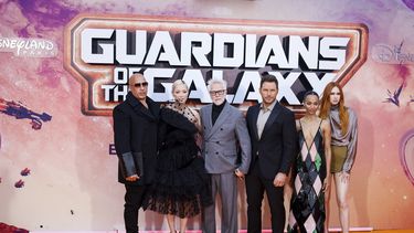 De izq a der: Vin Diesel, Pom Klementieff, James Gunn, Chris Pratt, Zoe Saldana, Karen Gillan en un evento para promocionar la película “Guardians of the Galaxy Vol. 3” en Disneyland Paris el 22 de abril de 2023. (Foto AP /Thomas Padilla)