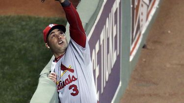 americateve | Carlos Beltr&aacute;n de los Cardenales de San Luis atrapa un elevado bateado por David Ortiz de los Medias Rojas de Boston en el primer juego de la Serie Mundial el mi&eacute;rcoles 23 de octubre de 2013. (AP Foto/Charlie Riedel)