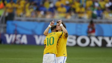 americateve | Los jugadores de la selecci&oacute;n de Brasil, Neymar, izquierda, y David Luiz, se abrazan tras superar a Chile en los octavos de final del Mundial el s&aacute;bado, 28 de junio de 2014, en Belo Horizonte, Brasil. (AP Photo/Frank Augstein)