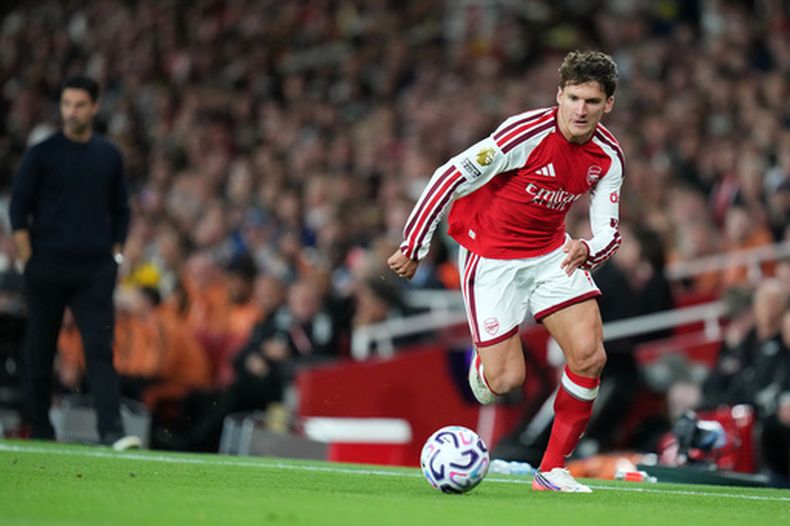 Christos Tzolis, del Arsenal, conduce el balón en un duelo de la Liga Premier inglesa ante el Coventry City, disputado en Londres el viernes 21 de agosto de 2026 (AP Foto/Kirsty Wigglesworth)