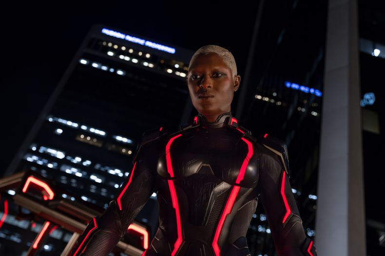 Esta imagen publicada por Disney muestra a Jodie Turner-Smith en una escena de Tron: Ares. (Disney vía AP)