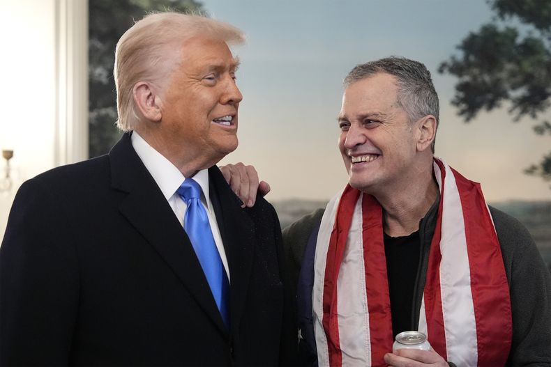 El presidente Donald Trump, acompañado de Marc Fogel --un profesor estadounidense que estaba preso en Rusia--, habla en la Sala de Recepción Diplomática de la Casa Blanca, el martes 11 de febrero de 2025, en Washington. (AP Foto/Alex Brandon)