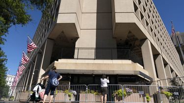ARCHIVO - Varias personas toman fotos de la sede del FBI en Washington, el 13 de agosto de 2022. Un juez federal de Washington está sopesando si declarar en desacato a Catherine Herridge, una periodista veterana que se ha negado a identificar sus fuentes para historias sobre una científica china que fue investigada por el FBI pero nunca fue acusada. (AP Foto/Jose Luis Magana, Archivo)
