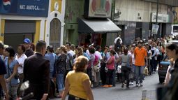 venezuela: largas filas por escasez de productos basicos