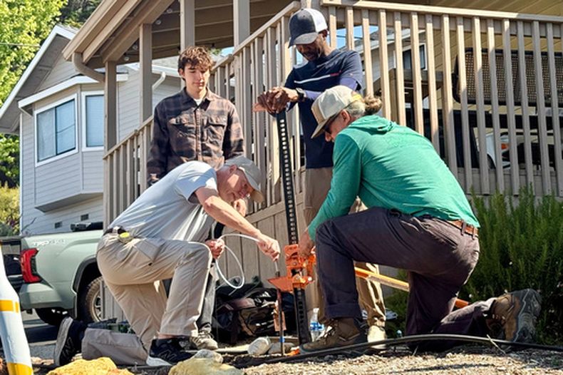 Científicos toman muestras del suelo el jueves 7 de mayo de 2026, del patio vecino de una casa en Arroyo Grande, California, relacionado con el hombre condenado por asesinar a Kristin Smart como parte de una investigación policial. (Foto AP/Haven Daley)
