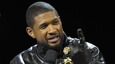 Usher habla en una conferencia de prensa previa al Super Bowl 58 de la NFL el jueves 8 de febrero de 2024, en Las Vegas. Usher se presentará durante el espectáculo de medio tiempo del Super Bowl. (Foto AP/John Locher)