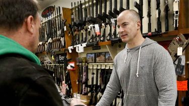 Postura de Trump sobre armas cede ante realidad política