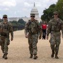 Miembros de la Guardia Nacional de Luisiana patrullan el National Mall, el domingo 24 de agosto de 2025, en Washington. (AP Foto/José Luis Magaña)