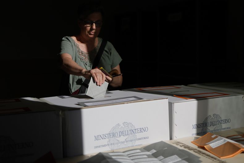 Una mujer deposita su boleta durante el referendo sobre ciudadanía y protecciones laborales en un centro de votación en Roma, el domingo 8 de junio de 2025. (Cecilia Fabiano/LaPresse via AP)