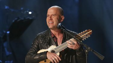 ARCHIVO - El cantautor peruano Gian Marco toca en el concierto de los Premios Gershwin de la Biblioteca del Congreso estadounidense en Washington el 13 de marzo del 2019. Gian Marco tiene como invitados a Rubén Blades y Silvio Rodríguez en su álbum “Aún me sigo encontrando”. (Foto por Brent N. Clarke/Invision/AP, archivo)