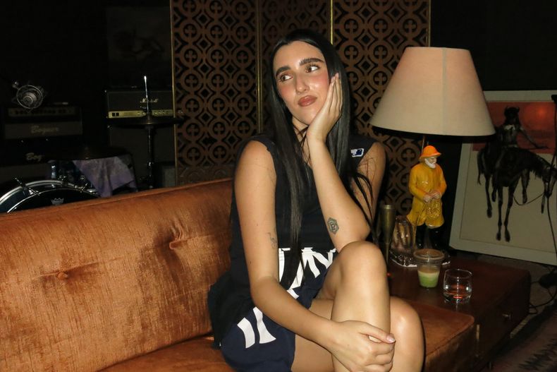 La cantante y compositora española Judeline posa para una foto durante una entrevista sobre sus nominaciones a los Latin Grammy, en Ciudad de México, el viernes 24 de octubre de 2025. (Foto AP/Berenice Bautista)