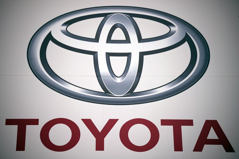 El logo de The Toyota Motor Corp en un concesionario en Tokio el 11 de mayo del 2022. (AP foto/Eugene Hoshiko)