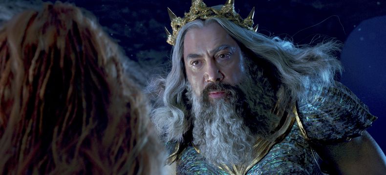 En esta imagen proporcionada por Disney, Halle Bailey como Ariel, izquierda, y Javier Bardem como el rey Tritón en The Little Mermaid (La sirenita). (Disney vía AP)