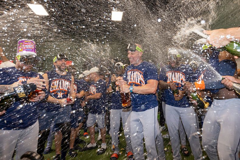 Los Astros de Houston celebran después de amarrar el título del Oeste de la Liga Americana con la victoria sobre los Atléticos el domingo 27 de septiembre de 2026, en West Sacramento, California. (AP Foto/Sara Nevis)