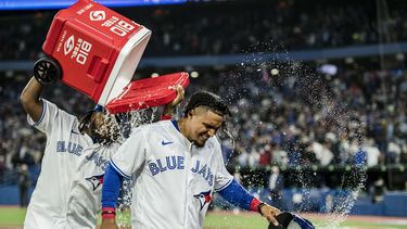 Espinal aporta hit del triunfo de Azulejos ante Rangers