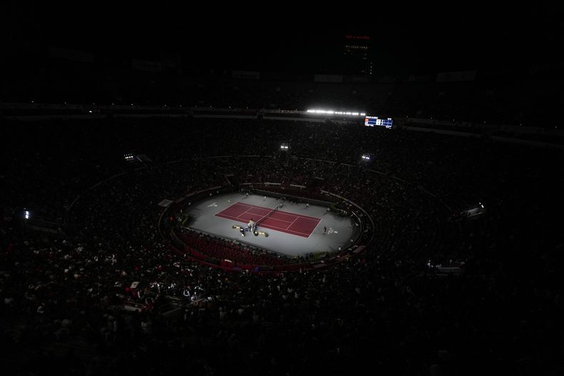 El español Carlos Alcaraz, izquierda, regresa una pelota durante un partido de exhibición ante Tommy Paul de Estados Unidos en la Plaza de Toros México, el 29 de noviembre de 2023. (AP Foto/Eduardo Verdugo)