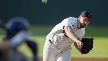 Aaron Civale de los Guardianes de Cleveland le lanza a un bateador de los Reales de Kansas City durante el primer episodio de un juego en Cleveland. Viernes 7 de julio de 2023. (AP Foto/Sue Ogrocki)