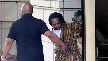 El concejal Trayon White, Sr., centro, del Distrito de Columbia, sale de una corte federal tras su audiencia inicial, el lunes 19 de agosto de 2024 en Washington. (AP Foto/Michael Kunzelman)