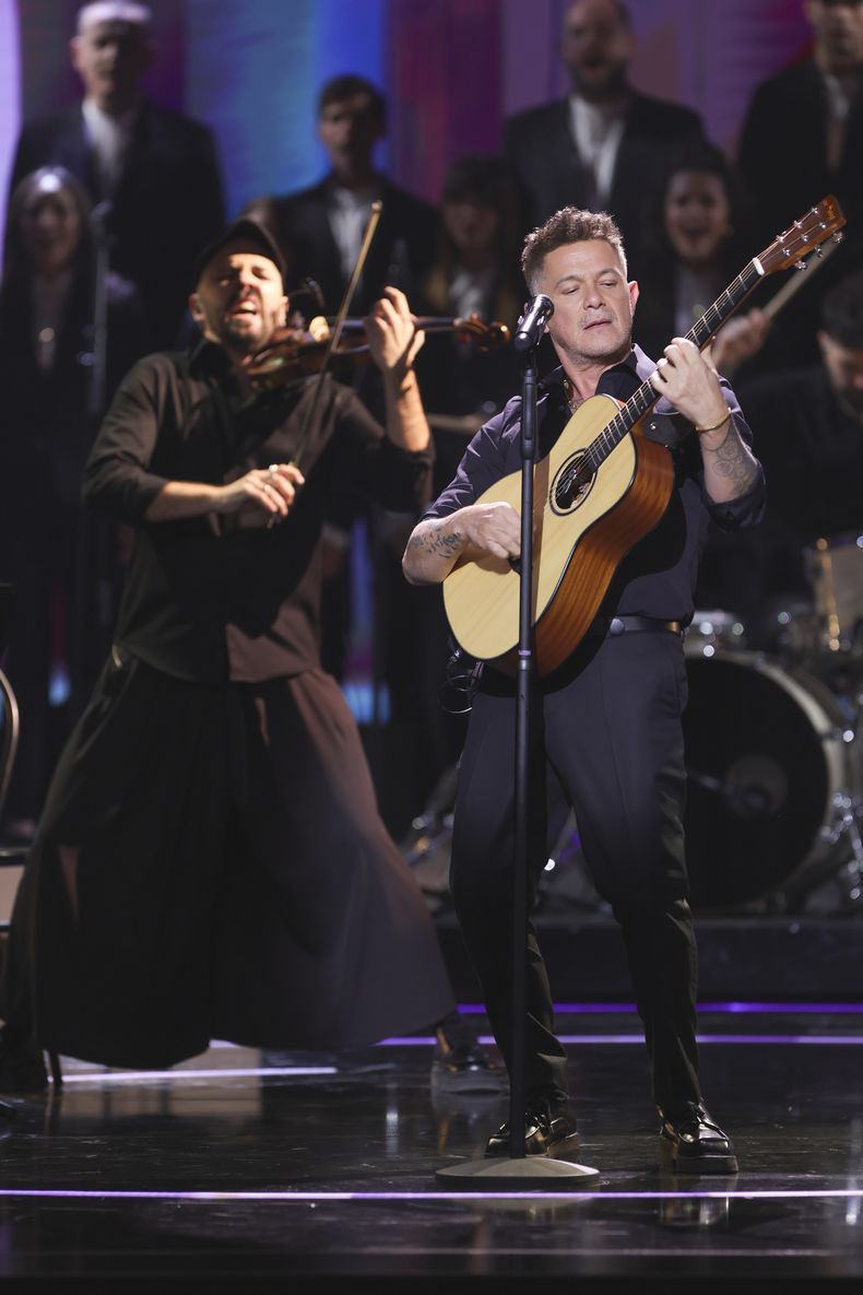 Alejandro Sanz, derecha, durante su presentación en la 39ª ceremonia de los Premios Goya en Granada, España, el sábado 8 de febrero de 2025, en Granada. (Foto AP/Fermin Rodriguez)