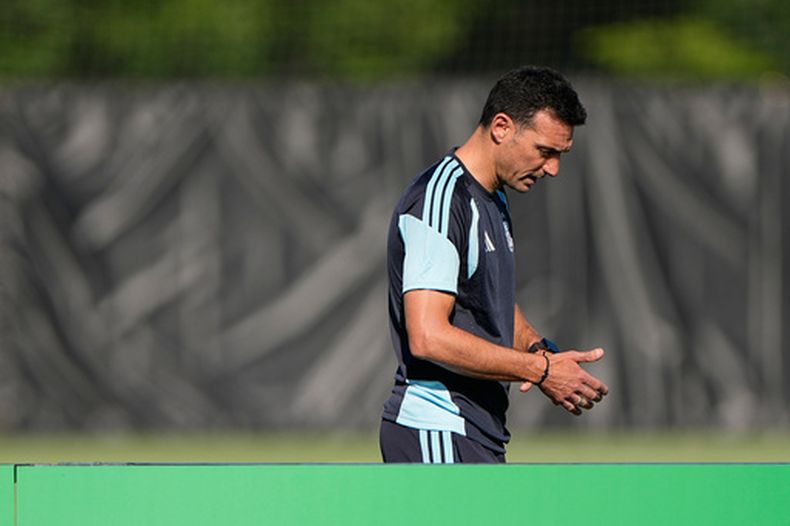 El técnico Lionel Scaloni, de la selección de Argentina, espera el comienzo de una práctica el lunes 15 de junio de 2026 en Kansas City (AP Foto/Charlie Riedel)