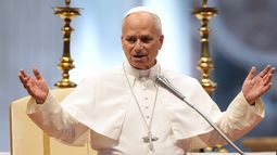 El papa León XIV ofrece una bendición en la basílica de San Pedro durante su audiencia general semanal, en el Vaticano, el 5 de agosto de 2026. (AP Foto/Gregorio Borgia)