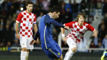 americateve | Lionel Messi marca un gol de penal en el partido amistoso ante Croacia en Londres, el mi&eacute;rcoles 12 de noviembre de 2014. (AP Foto/Kirsty Wigglesworth)