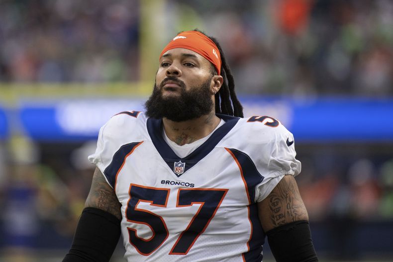 ARCHIVO - Foto del 25 de diciembre del 2022, Billy Turner con los Broncos de Denver deja el campo tras el juego ante los Rams de Los Ángeles. El lunes 1 de mayo del 2023, Turner firma con los Jets de Nueva York. (AP Foto/Kyusung Gong, Archivo)