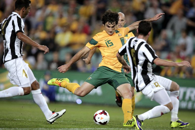 El jugador de Australia, Mile Jedinak, centro, remata en un partido amistoso contra Costa %Rica el martes, 19 de noviembre de 2013, en Sydney. (AP Photo/Rick Rycroft)