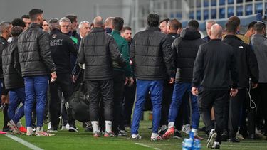 Jugadores y técnicos al final del primer tiempo del partido entre Irlanda e Israel por la Liga de Naciones de la UEFA, el domingo 4 de octubre de 2026, en Backa Topola, Serbia. (AP Photo/Darko Vojinovic)
