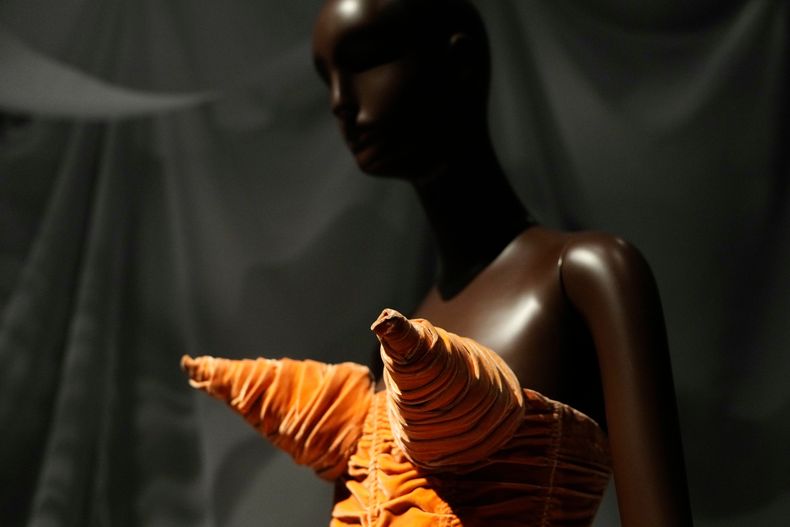 Un vestido de sujetador cónico diseñado por Jean Paul Gaultier se exhibe durante una vista previa de prensa para la exposición Dress, Dreams and Desire: Fashion and Psychoanalysis (Vestido, sueños y deseo: moda y psicoanálisis ) el martes 9 de septiembre de 2025 en el Museo FIT de Nueva York. (Foto Charles Sykes/Invision/AP)