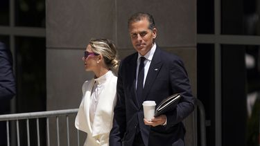 Hunter Biden, acompañado por su esposa Melissa Cohen Biden, abandona la corte federal, el viernes 7 de junio de 2024, en Wilmington, Delaware. (AP Foto/Matt Rourke)