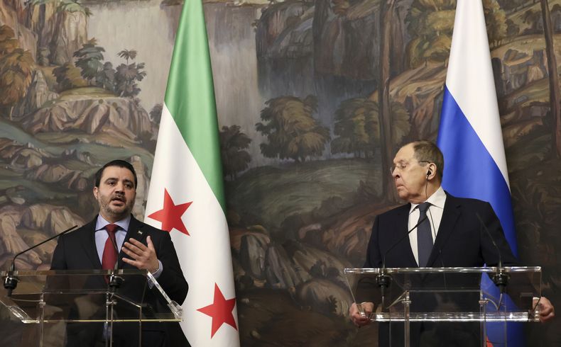 El ministro ruso de exteriores Serguéi Lavrov (d) con su homólogo sirio Asaad Hassan al-Shibani en conferencia de prensa en Moscú el 31 de julio del 2025. (Shamil Zhumatov/ Pool Photo via AP)