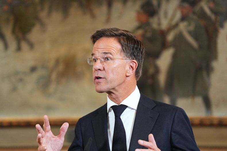 El secretario general de la OTAN, Mark Rutte, hace una comparecencia durante una visita de fuerzas alemanas y neerlandesas, junto al canciller alemán, Friedrich Merz y el primer ministro neerlandés, Rob Jetten, en Muenster, Alemania, el jueves 1 de octubre de 2026. (AP Foto/Martin Meissner)