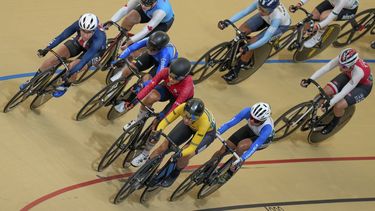 Las corredoras pedalean durante la ronda de eliminación del omnium femenino del ciclismo de los Juegos Panamericanos en Santiago, Chile, el jueves 26 de octubre de 2023. (AP Foto/Fernando Vergara)