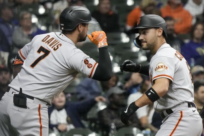 Michael Conforto, de los Gigantes de San Francisco, festeja su jonrón con su compañero J.D. Davis, en el octavo inning del juego del jueves 25 de mayo de 2023, ante los Cerveceros de Milwaukee (AP Foto/Morry Gash)